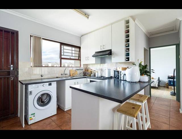 2 BEDROOM APARTMENT FOR SALE IN VREDEKLOOF EAST